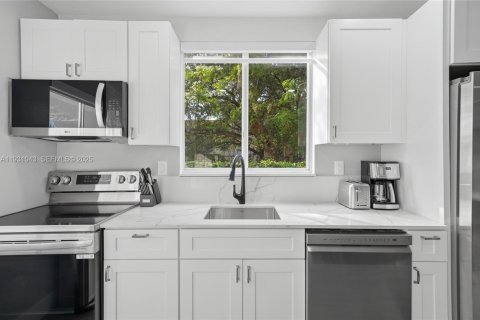 Снять в аренду виллу или дом в Майами, Флорида 3 спальни, 230.77м2, № 1989765 - фото 17