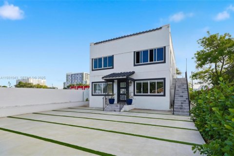 Снять в аренду виллу или дом в Майами, Флорида 3 спальни, 230.77м2, № 1989765 - фото 3