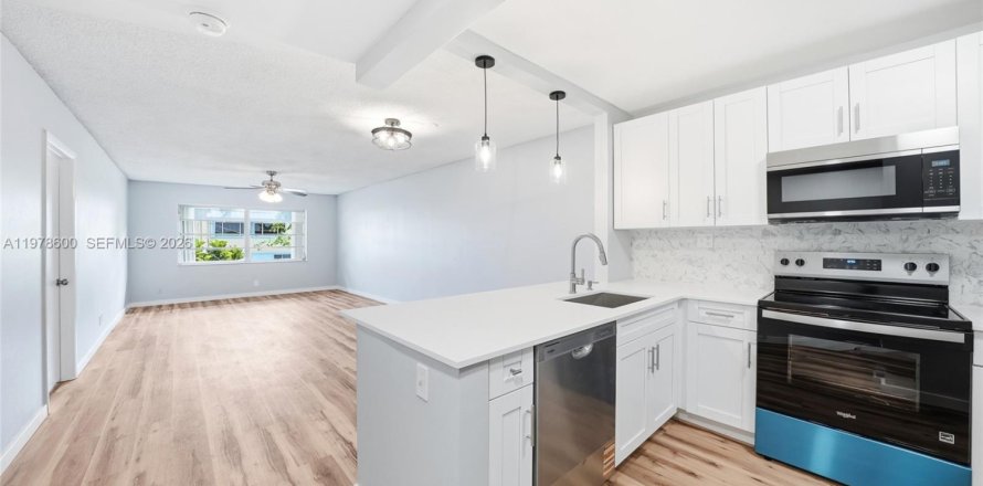 Кондоминиум с 2 спальнями в Дирфилд-Бич, Флорида № 2043968