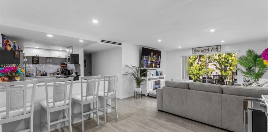 Condo à Miami, Floride, 3 chambres  № 2066192