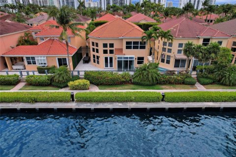 Villa ou maison à vendre à Aventura, Floride: 5 chambres, 264.03 m2 № 1839215 - photo 1