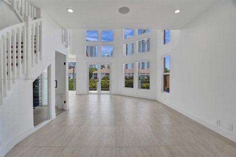 Villa ou maison à vendre à Aventura, Floride: 5 chambres, 264.03 m2 № 1839215 - photo 6