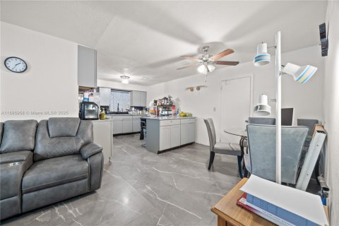 House in North Miami, Florida 2 bedrooms, 137.22 sq.m. № 1948665 - photo 6