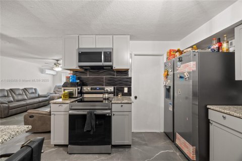 House in North Miami, Florida 2 bedrooms, 137.22 sq.m. № 1948665 - photo 10