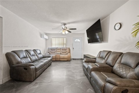 House in North Miami, Florida 2 bedrooms, 137.22 sq.m. № 1948665 - photo 3