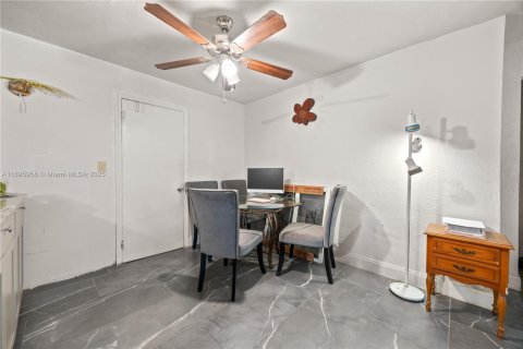 House in North Miami, Florida 2 bedrooms, 137.22 sq.m. № 1948665 - photo 7