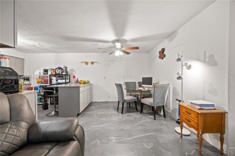 House in North Miami, Florida 2 bedrooms, 137.22 sq.m. № 1948665 - photo 5