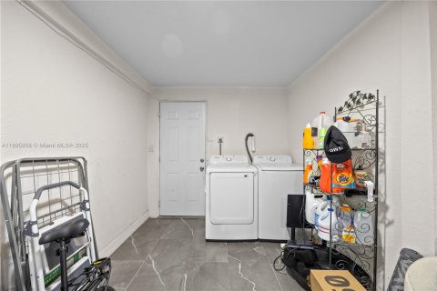 House in North Miami, Florida 2 bedrooms, 137.22 sq.m. № 1948665 - photo 17