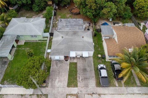 House in North Miami, Florida 2 bedrooms, 137.22 sq.m. № 1948665 - photo 1