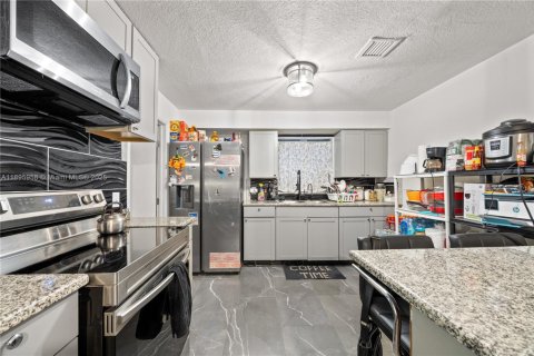 House in North Miami, Florida 2 bedrooms, 137.22 sq.m. № 1948665 - photo 9
