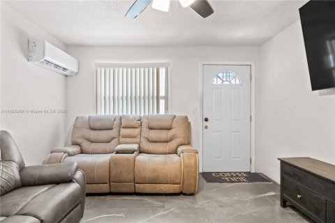 House in North Miami, Florida 2 bedrooms, 137.22 sq.m. № 1948665 - photo 4