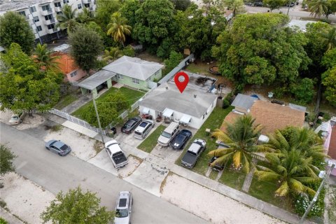 House in North Miami, Florida 2 bedrooms, 137.22 sq.m. № 1948665 - photo 2