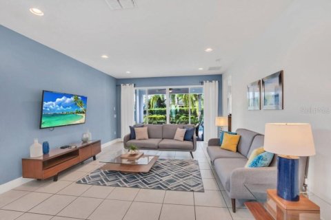 Casa en venta en Kissimmee, Florida, 6 dormitorios, 308.16 m2 № 2223198 - foto 12