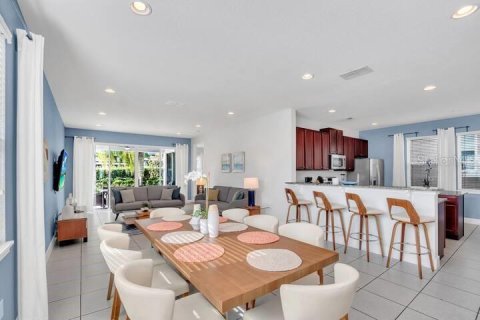 Casa en venta en Kissimmee, Florida, 6 dormitorios, 308.16 m2 № 2223198 - foto 4