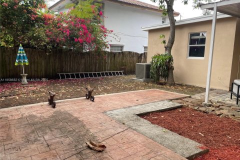 House in Miami, Florida 3 bedrooms, 118.73 sq.m. № 1888044 - photo 21