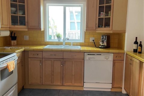House in Miami, Florida 3 bedrooms, 118.73 sq.m. № 1888044 - photo 5