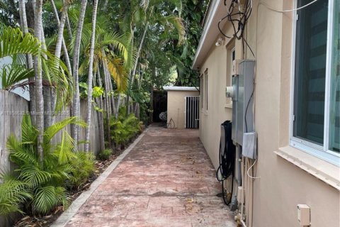 House in Miami, Florida 3 bedrooms, 118.73 sq.m. № 1888044 - photo 25