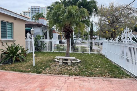 House in Miami, Florida 3 bedrooms, 118.73 sq.m. № 1888044 - photo 24
