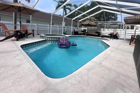 House in Seminole, Florida 3 bedrooms, 178.93 sq.m. № 2120643 - photo 9