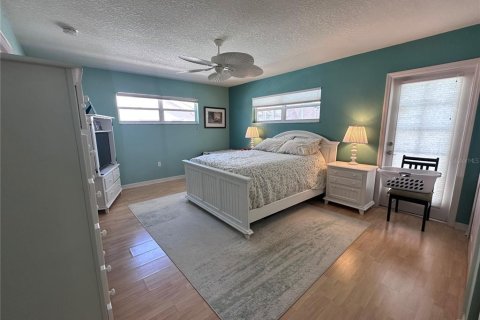 House in Seminole, Florida 3 bedrooms, 178.93 sq.m. № 2120643 - photo 21