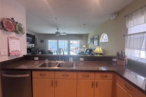 House in Seminole, Florida 3 bedrooms, 178.93 sq.m. № 2120643 - photo 18