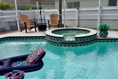 House in Seminole, Florida 3 bedrooms, 178.93 sq.m. № 2120643 - photo 4