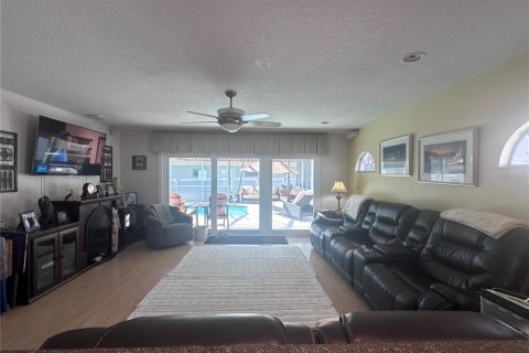 House in Seminole, Florida 3 bedrooms, 178.93 sq.m. № 2120643 - photo 14