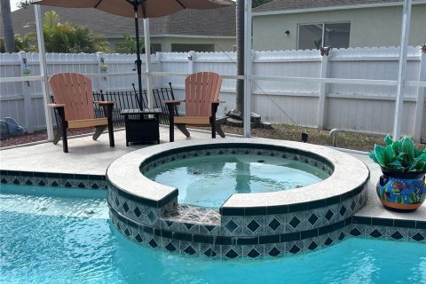 House in Seminole, Florida 3 bedrooms, 178.93 sq.m. № 2120643 - photo 6