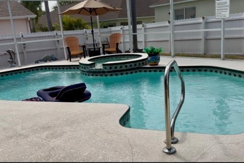 House in Seminole, Florida 3 bedrooms, 178.93 sq.m. № 2120643 - photo 5