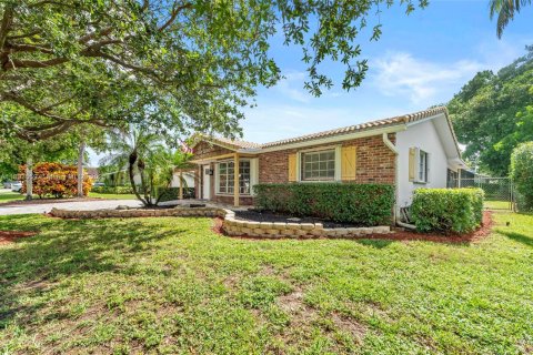 House in Coral Springs, Florida 4 bedrooms, 166.02 sq.m. № 1945135 - photo 3