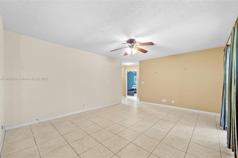 House in Coral Springs, Florida 4 bedrooms, 166.02 sq.m. № 1945135 - photo 15
