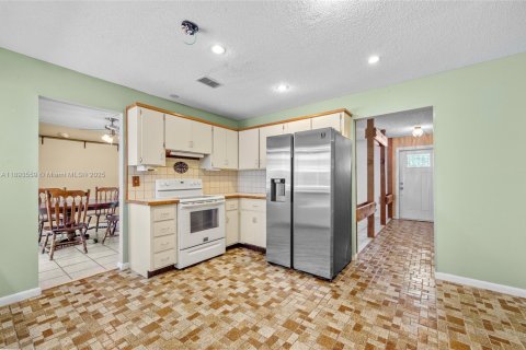 House in Coral Springs, Florida 4 bedrooms, 166.02 sq.m. № 1945135 - photo 14