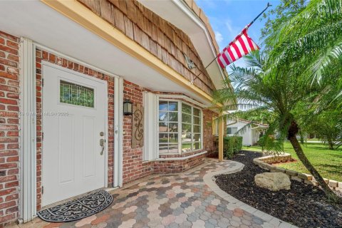 House in Coral Springs, Florida 4 bedrooms, 166.02 sq.m. № 1945135 - photo 4