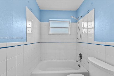 House in Coral Springs, Florida 4 bedrooms, 166.02 sq.m. № 1945135 - photo 18