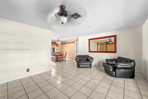 House in Coral Springs, Florida 4 bedrooms, 166.02 sq.m. № 1945135 - photo 7