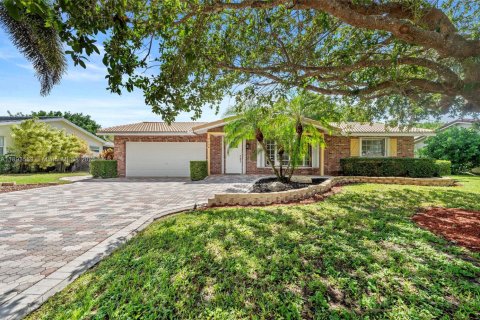House in Coral Springs, Florida 4 bedrooms, 166.02 sq.m. № 1945135 - photo 1