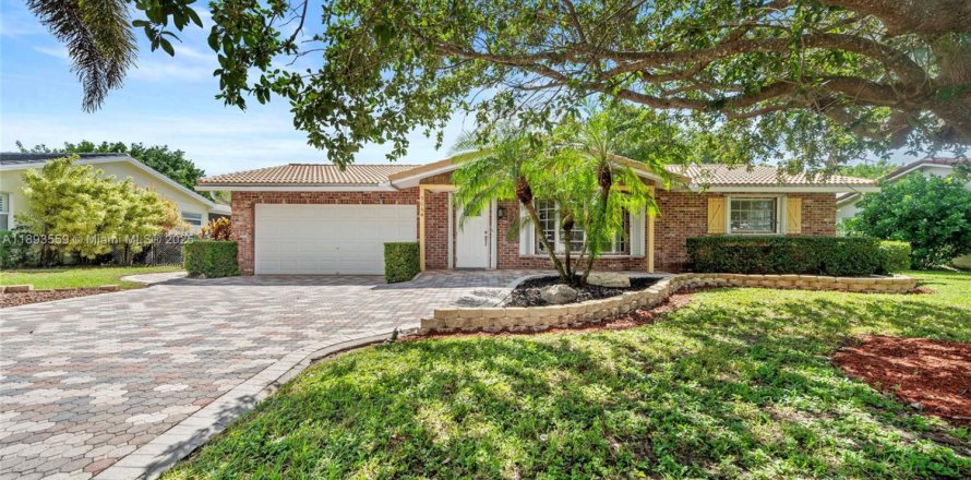 House in Coral Springs, Florida 4 bedrooms, 166.02 sq.m. № 1945135