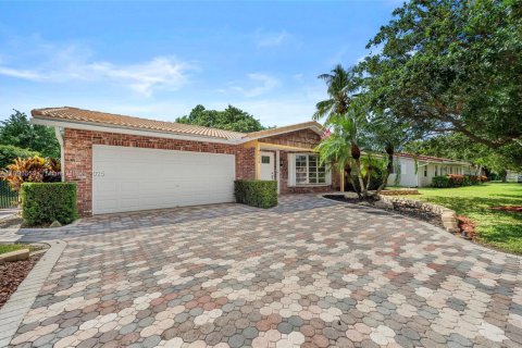 House in Coral Springs, Florida 4 bedrooms, 166.02 sq.m. № 1945135 - photo 2