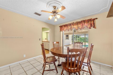 House in Coral Springs, Florida 4 bedrooms, 166.02 sq.m. № 1945135 - photo 10