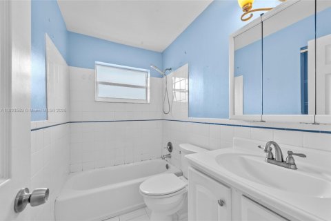 House in Coral Springs, Florida 4 bedrooms, 166.02 sq.m. № 1945135 - photo 17