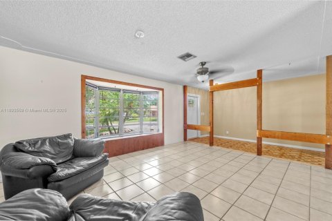 House in Coral Springs, Florida 4 bedrooms, 166.02 sq.m. № 1945135 - photo 8