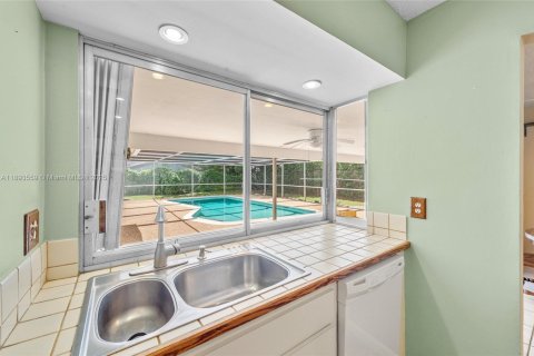House in Coral Springs, Florida 4 bedrooms, 166.02 sq.m. № 1945135 - photo 13