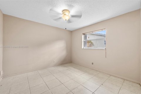 House in Coral Springs, Florida 4 bedrooms, 166.02 sq.m. № 1945135 - photo 16