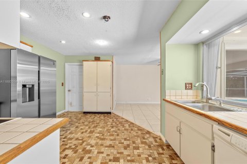 House in Coral Springs, Florida 4 bedrooms, 166.02 sq.m. № 1945135 - photo 11