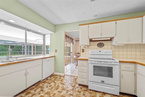 House in Coral Springs, Florida 4 bedrooms, 166.02 sq.m. № 1945135 - photo 12
