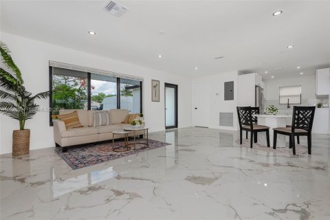 Casa en venta en Hollywood, Florida, 3 dormitorios, 122.82 m2 № 2177834 - foto 3