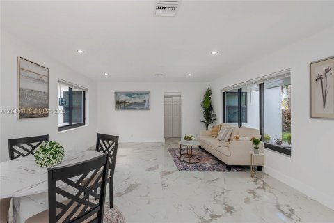Casa en venta en Hollywood, Florida, 3 dormitorios, 122.82 m2 № 2177834 - foto 13