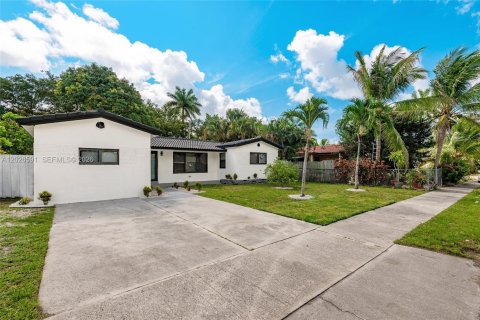 Casa en venta en Hollywood, Florida, 3 dormitorios, 122.82 m2 № 2177834 - foto 2