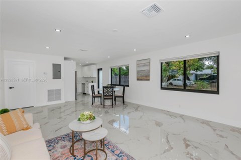Casa en venta en Hollywood, Florida, 3 dormitorios, 122.82 m2 № 2177834 - foto 4