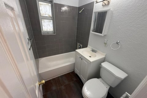 House in Fort Lauderdale, Florida 3 bedrooms, 127.83 sq.m. № 2363497